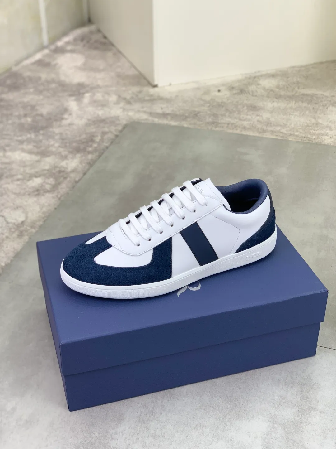 Men's shoes 💰P360 New Dior B01 moral training shoes, white first-layer cowhide, original molded outsole. New to the fall collection, this sneaker marks the return of a Dior classic, reinterpreted in a stylish and elegant silhouette. Crafted from white smooth first-grain cowhide with a tonal silk sheepskin lining, it features the Dior logo on the tongue and inner sides, and a CD icon on the heel. Paired with Tpu anti-slip soles of the same color, it can be matched with various styles to create a sophisticated look.  Code number: 38-44